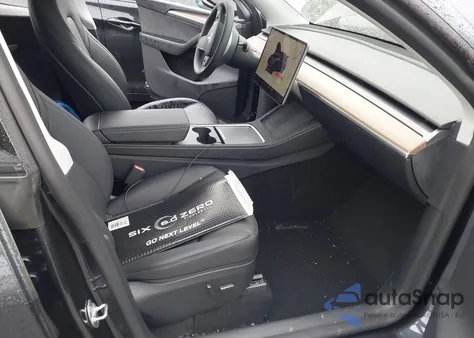 2024 Tesla Model Y Long Range Dual Motor All-Wheel Drive/Rwd z USA, uszkodzony, nr VIN 7SAYGDEDXRF099834